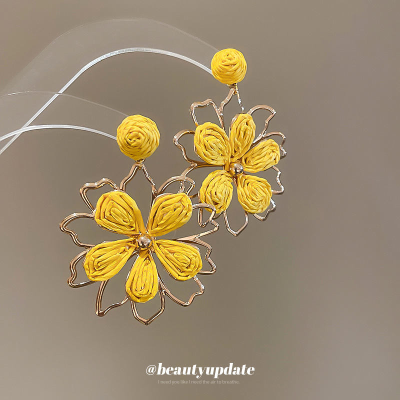 Pendientes de flor de rafia súper hada con aguja de plata Pendientes de temperamento dulce de ins Pendientes de todo fósforo de moda Sensación de clase alta de nicho