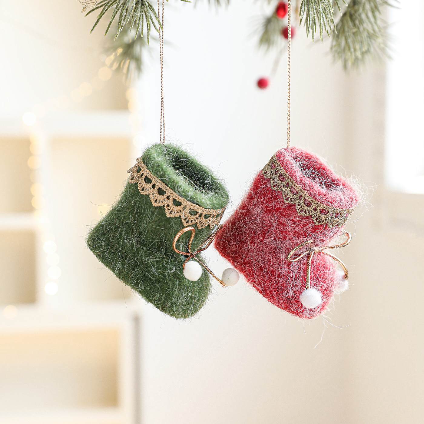 Nuevos colgantes de feltero guantes de tela botas zapatos colgantes de árbol de Navidad decoración pequeña colgantes de adornos