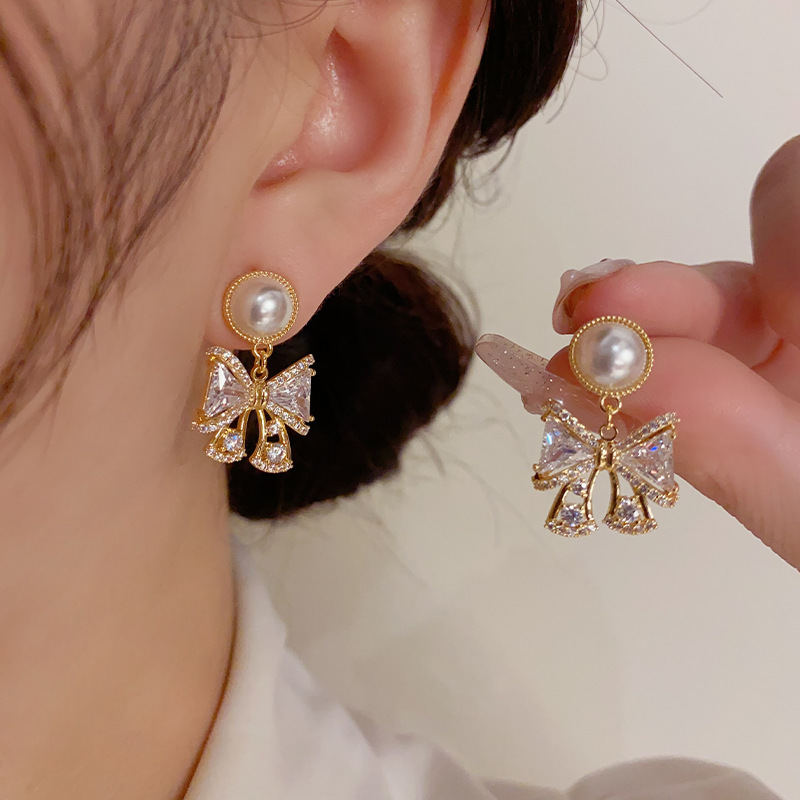 Fashionable cute earrings pearl with zircon with bow