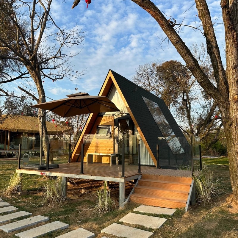 Casa de madera triangular móvil al aire libre Casa de vacaciones hotel de madera de lujo salvaje patio cabaña de madera