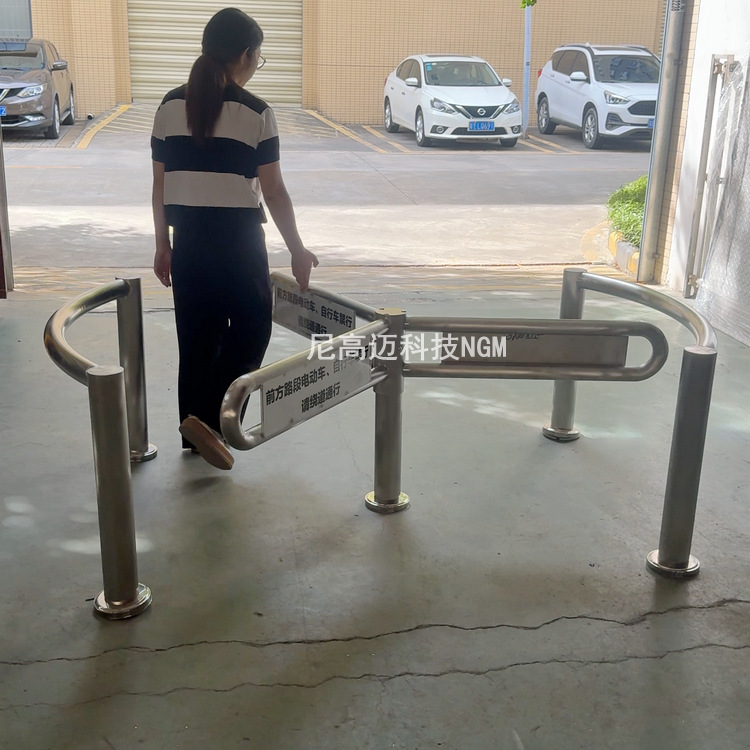 不锈钢栅栏旋转式单向门,商业步行街公园禁止电动车通行半高转闸