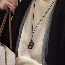 经典款猪鼻子字母项链女木质吊坠长款毛衣链复古时尚颈链气质百搭