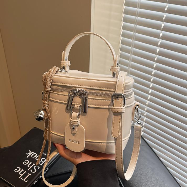 Bolso de mano popular de super fuego para mujeres 2025, nuevo bolso de hombro de tendencia versátil, sensación de alto nivel, bolso de mochila simple.