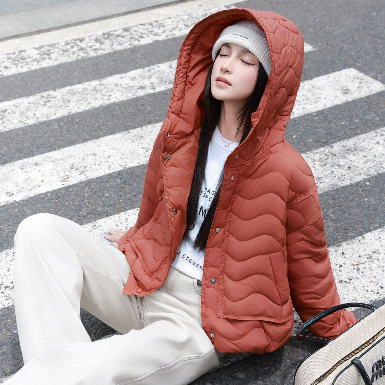 简梦50绒羽绒服 2025冬季新款 设计感简约波浪线保暖短外套女8856