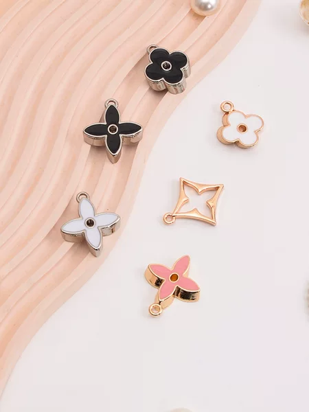 Bag Decoration Accessories Four-Leaf Clover Vintage Floral Element Chain Metal Buckle Modification DIY Handmade Pendant Accessory Clasp
