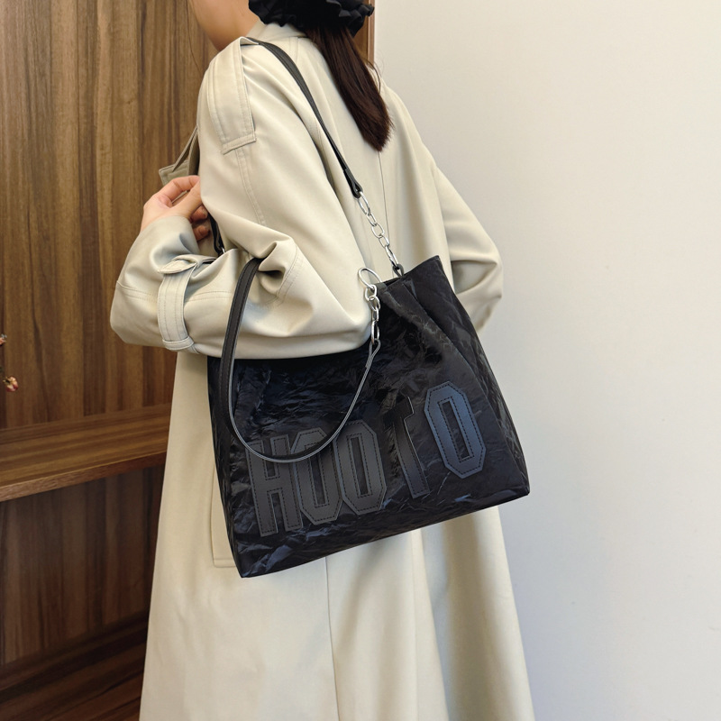 Bolsa de gran capacidad para mujeres otoño y invierno versátil 2024 nueva bolsa de compras de hombro casual simple de viaje al trabajo bolsa de mano