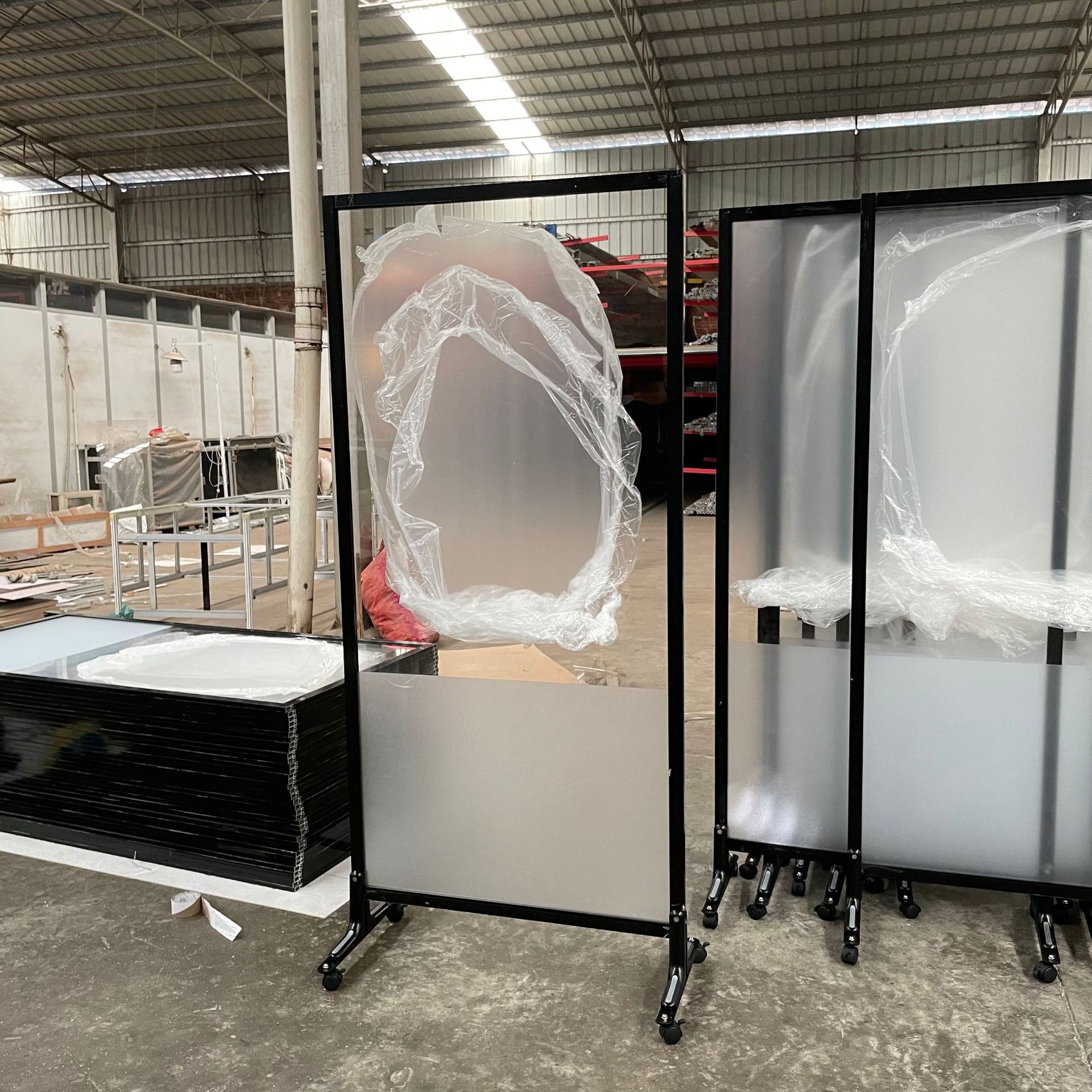 铝合金可移动透明亚克力屏风 疫情防唾沫会议交谈隔离展板架厂家