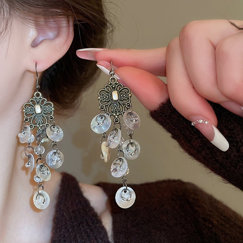 Pendientes de borla de concha redonda con aguja de plata Pendientes de temperamento de estilo de vacaciones junto al mar Pendientes de todo fósforo de alta gama de moda al por mayor