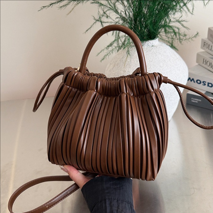 2025 otoño y invierno nuevo bolso plegable bolso de cubo de cuerda de tracción universal bolso de hombro de moda de mujer bolso de viaje