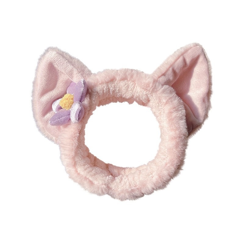 顔を洗って髪を洗って新型の少女の韓国の化粧をつけてマスクの専用のカチューシャをつけます。