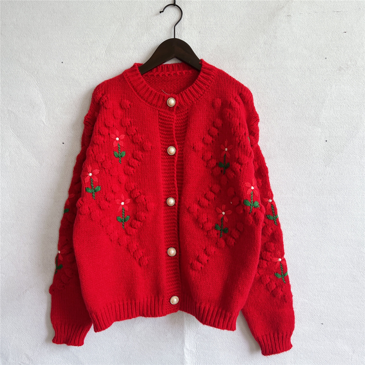 Europeo y americano transfronterizo Amazon otoño e invierno nuevo bordado de ganchillo hecho a mano torcedura perla hebilla suéter de punto cardigan abrigo
