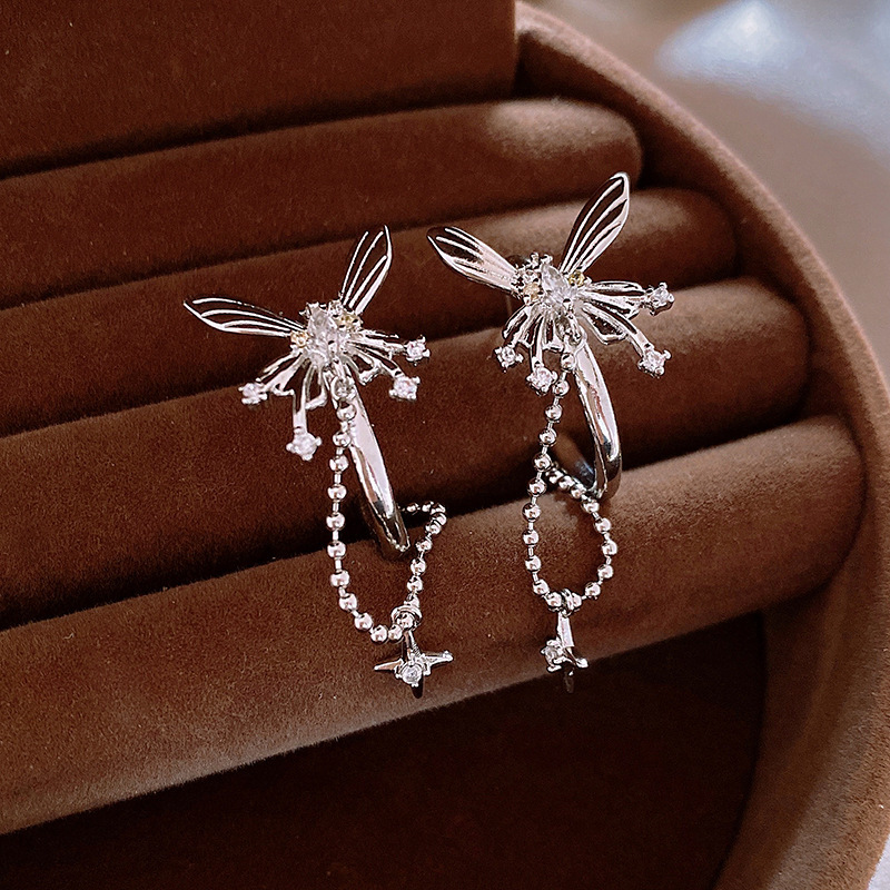 Aguja de plata Pendientes geométricos de metal galvanoplastia de oro real Pendientes de viento frío de temperamento Pendientes de sentido avanzado de verano de lujo ligero transfronterizo