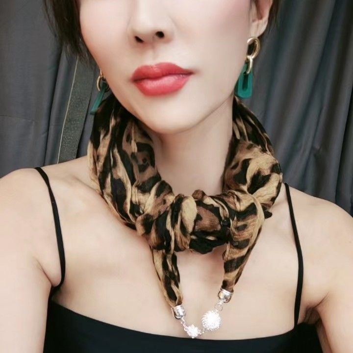 女性のファッションの純色のしわのマフラーのペンダントの磁気ボタンのネックレスのマフラーの綿の麻の方のタオルの保温の首の多機能|undefined