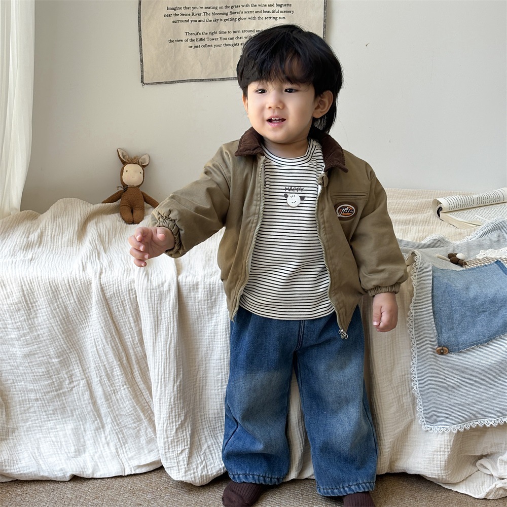 Chaqueta de niño ropa de otoño e invierno 2024 nuevos niños guapos traje retro estilo de Hong Kong chaqueta gruesa acolchada para bebé