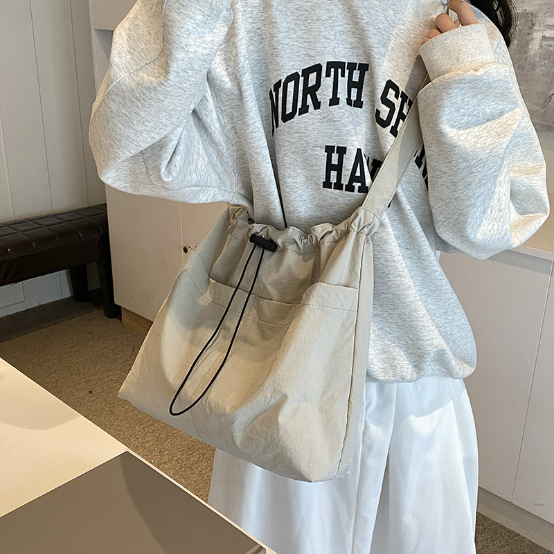 Bolsa de lona de moda simple 2024 nueva bolsa de mujer bolsa de hombro casual versátil de gran capacidad de viaje al trabajo bolso de cubo