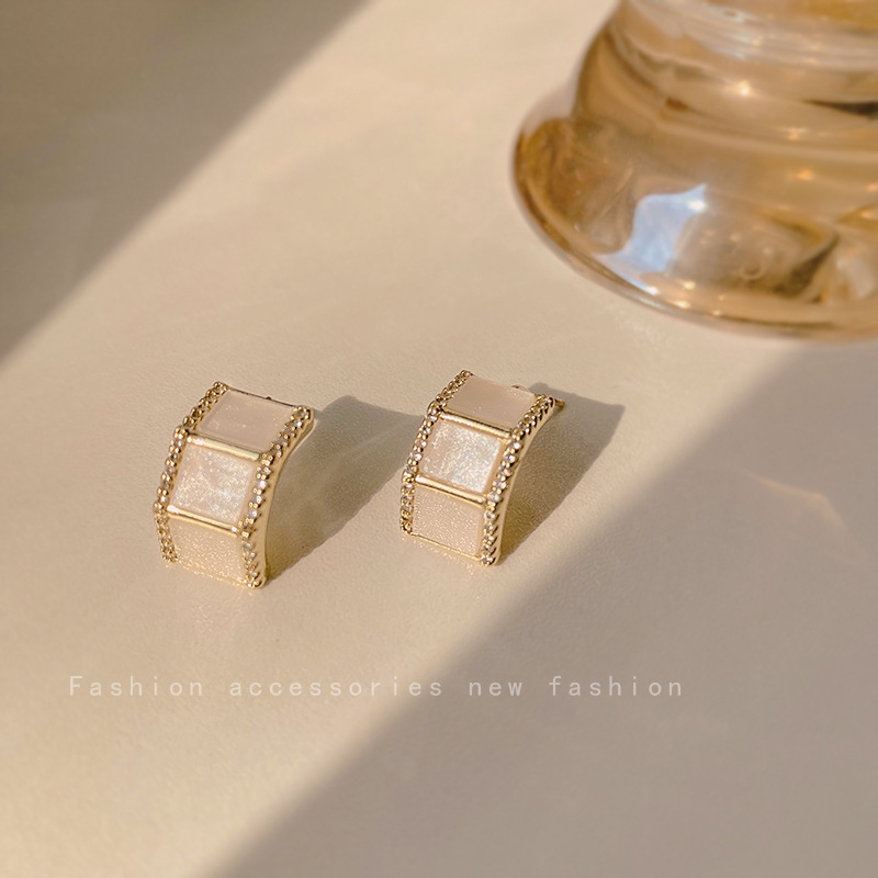 Geometric square fashionable three dimensional acrylic earrings