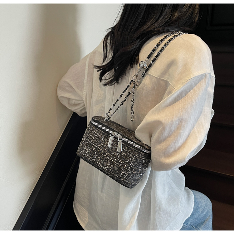 The diamond-shaped chain crossbody bag for women in the summer of 2025 features a fashionable and niche design. This year, the box bucket bag is in vogue undefined