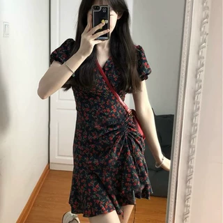 黑色碎花连衣裙女夏2025新款小个子法式泡泡袖V领收腰显瘦掐腰裙