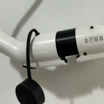 Производители поставляют удлинители для зарядки электромобилей, портативные зарядные устройства для дома, автомобильные аксессуары без заземления.