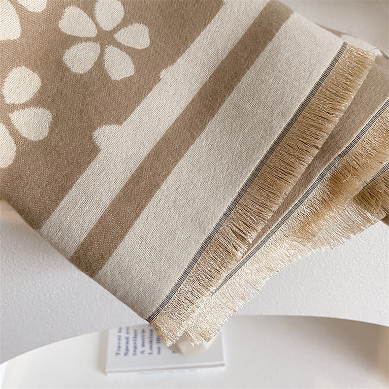 Damen 2023 Neue koreanische Ausgabe Vielseitiger modischer schwarz-weißer Kaschmir-Studentenschal mit warmem Winter_voghion.com