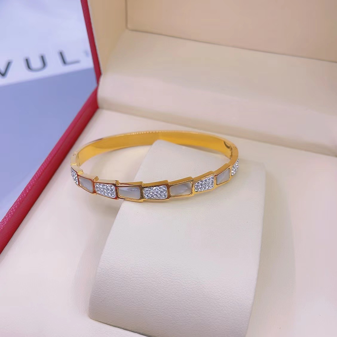 En stock fábrica directa Transfronteriza Popular electrochapado 18K pulsera de acero de titanio femenina personalidad no se desvanece moda nicho moda