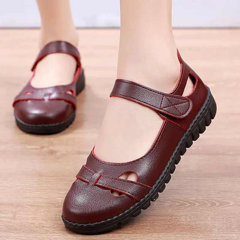 Женские сандалии для мам, новинка 2022 года, летняя модная верхняя одежда для среднего и пожилого возраста на плоской подошве из мягкой кожи, нескользящая, от 40 до 50 лет, 60 лет