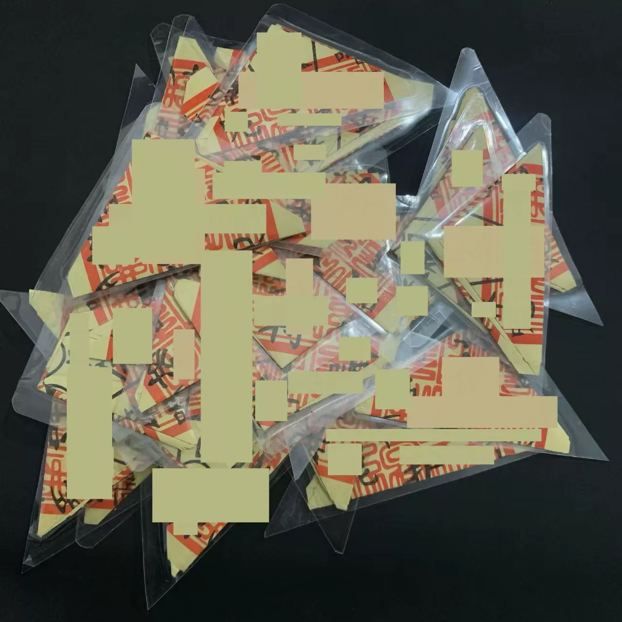 В наличии: 2026 пластиковых складных треугольных открыток-поздравлений в упаковке (1 упаковка = 500 шт.), бумажные треугольные открытки-поздравления в обложке.