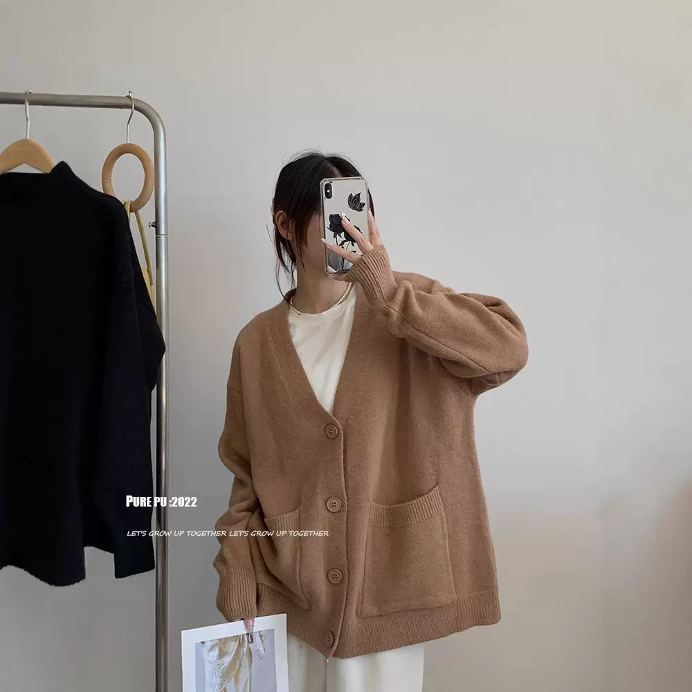 依帆泰秋冬新款v领针织开衫女外穿慵懒风设计感纯色宽松软糯毛衣
