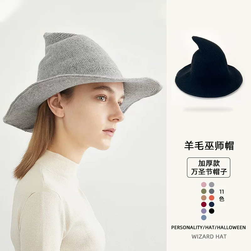 Красная knitted woolen шапка? Actually 