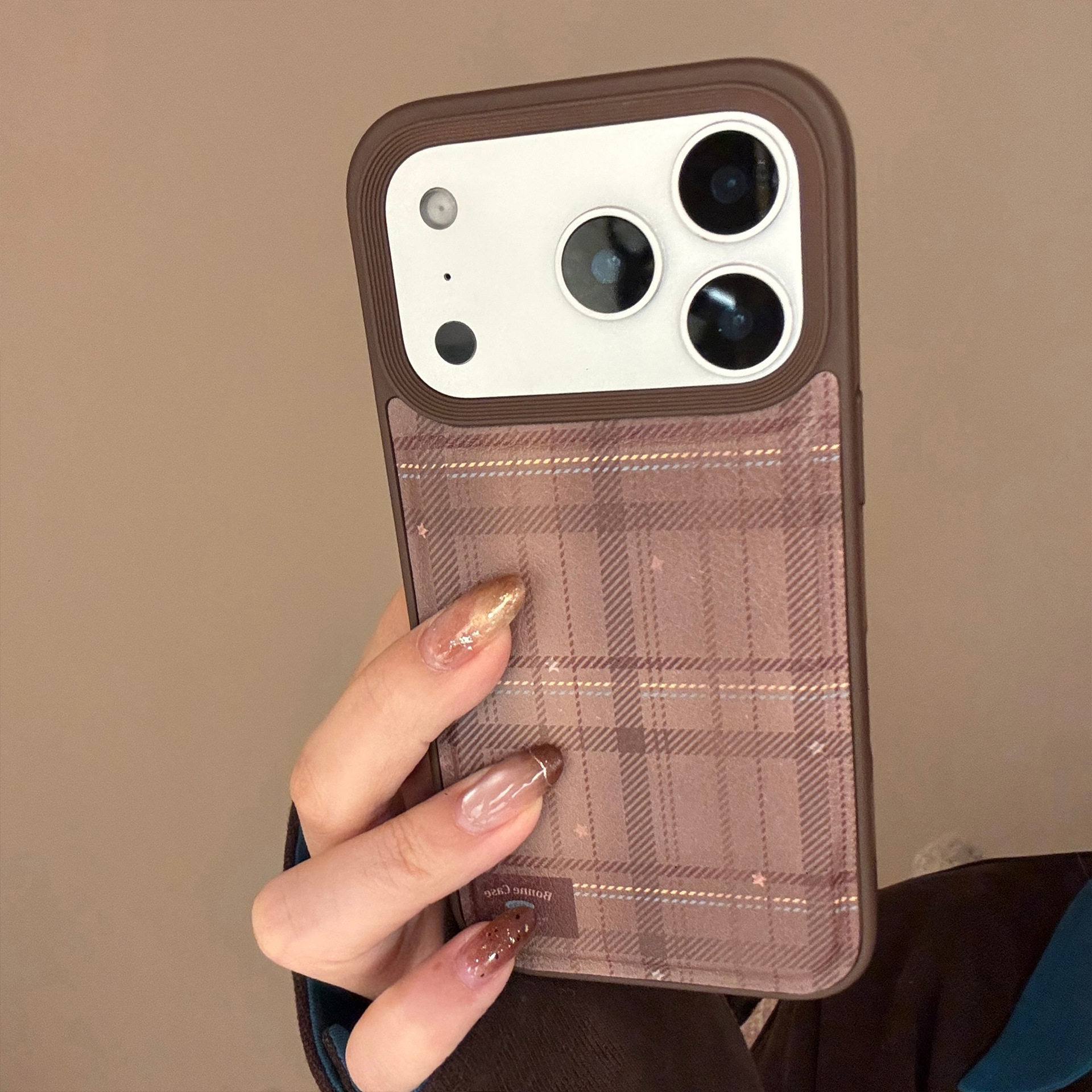 Vintage Leder-Handyhülle mit Fruchtmotiv für iPhone 17 Pro Max, haselnussbraunes Karomuster, kompatibel mit iPhone 16, 15, 13, 11_voghion.com