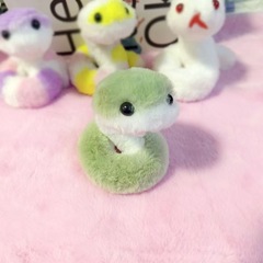 かわいいネット有名人風小蛇のぬいぐるみペンダント、漫画風バッグ飾り、キーホルダー、布製人形