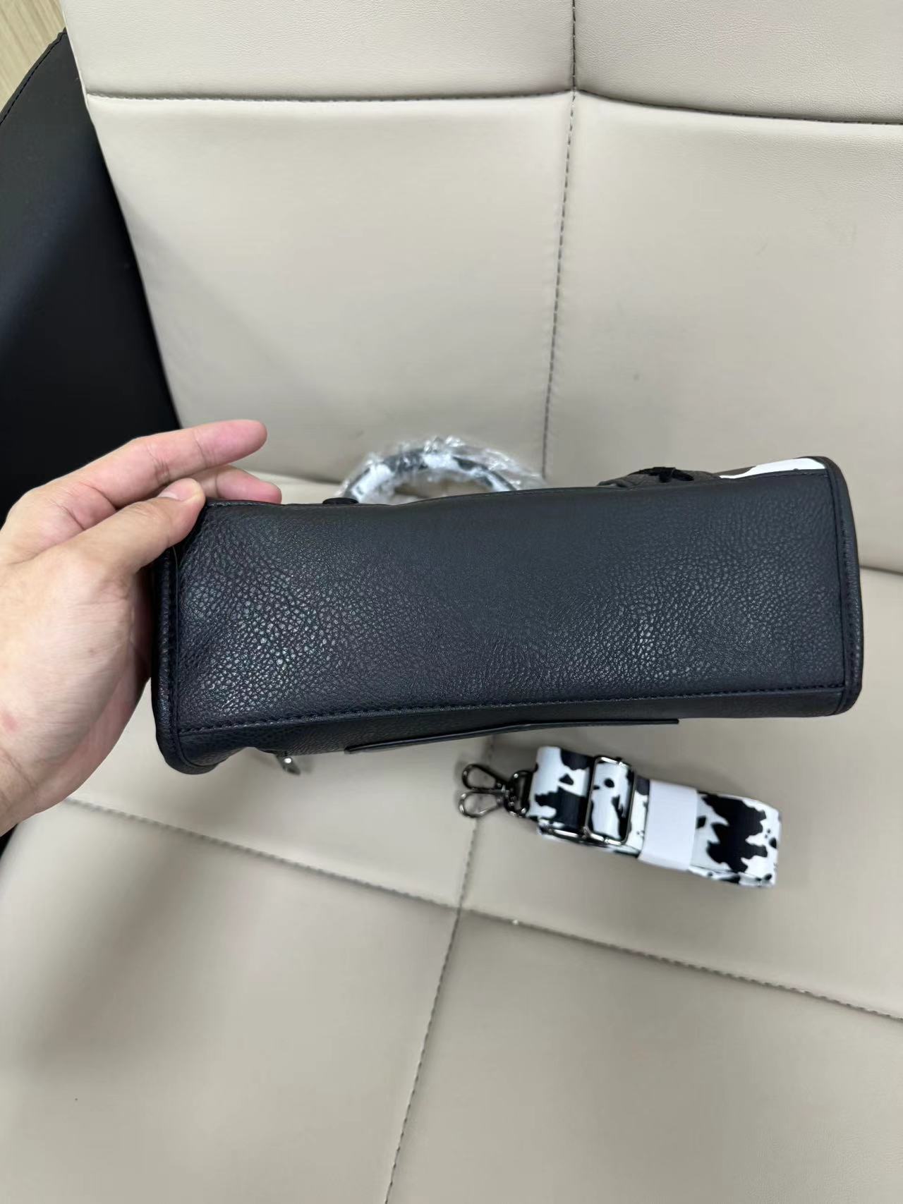 Women's Medium Pu Leather Cow Pattern Solid Color Streetwear Sewing Thread Square Zipper Handbag display picture 13