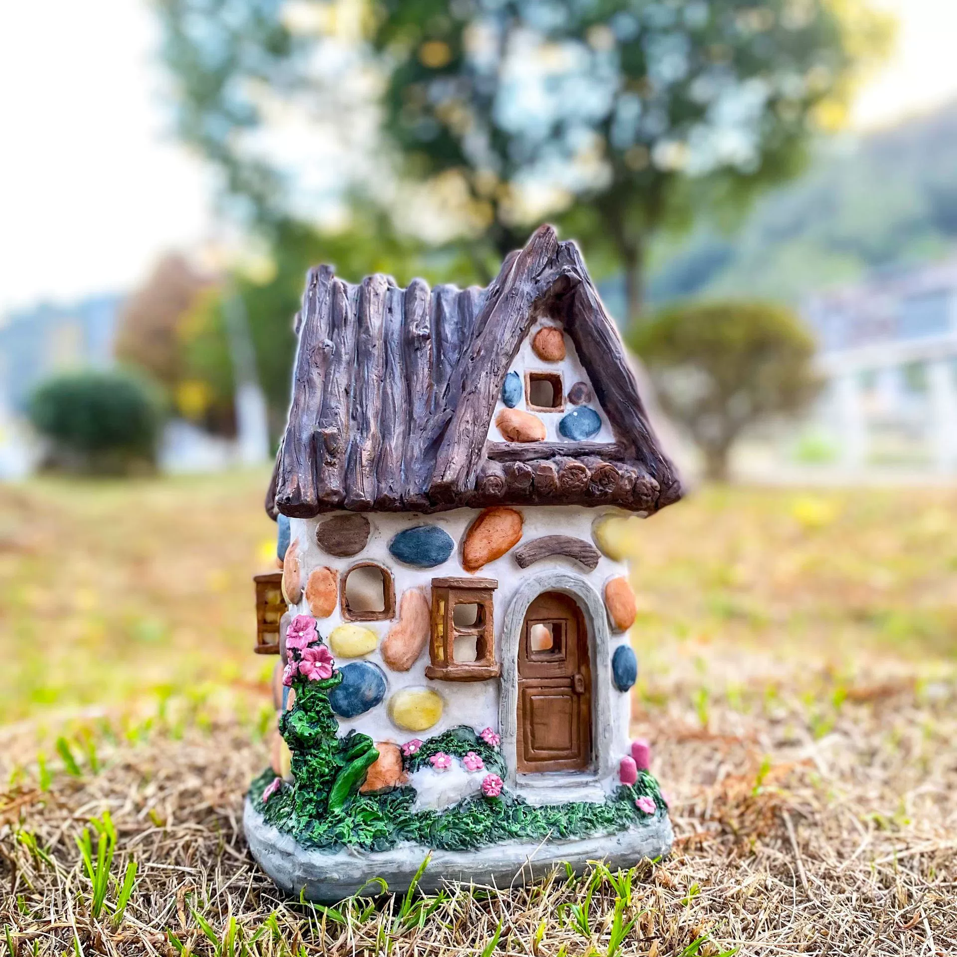 Cartoon travel bulb for gazebo solar-powered