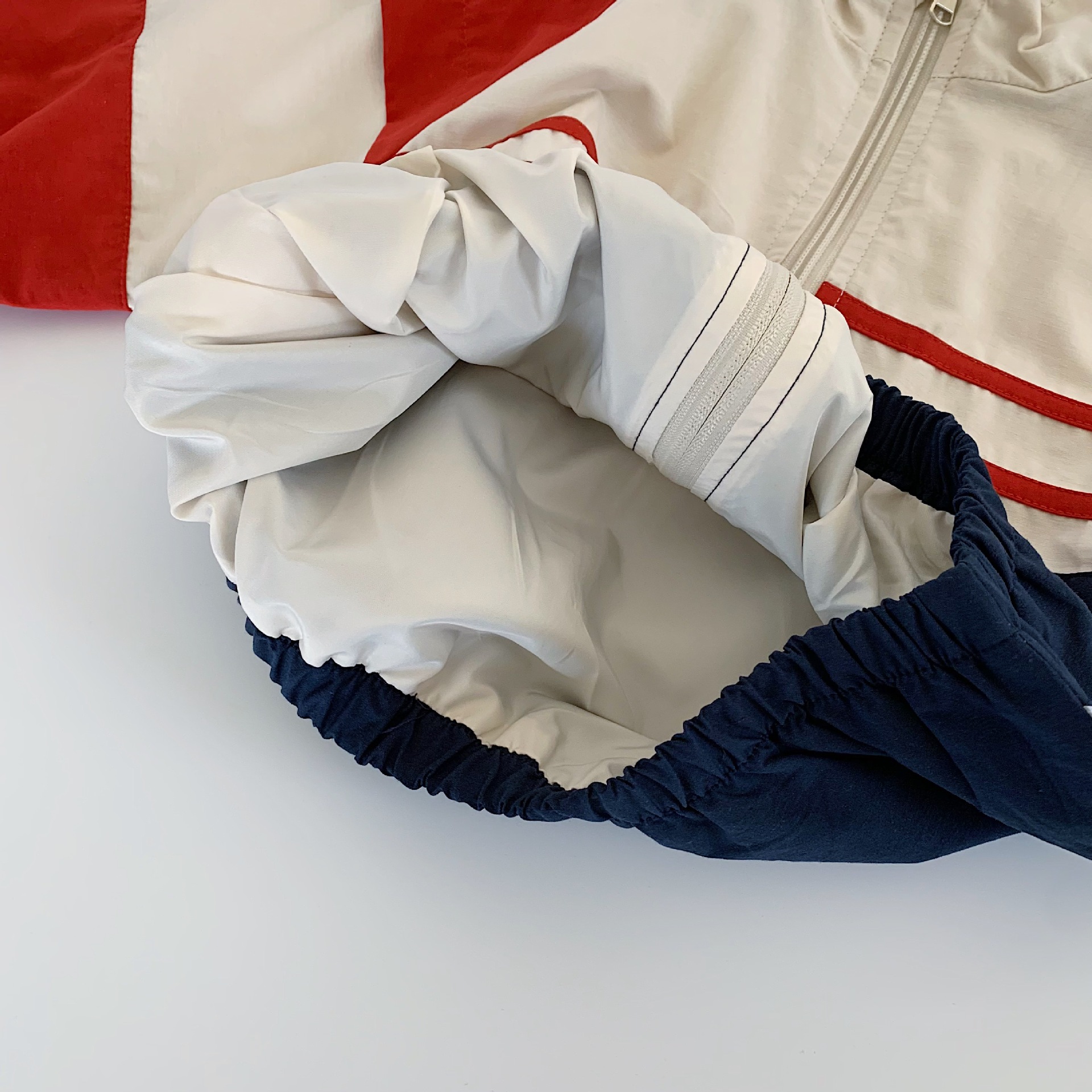 Mai Bao chaqueta infantil de otoño 2025, nuevos productos de color extranjero, chaqueta con cremallera, chaqueta casual para hombres y mujeres.