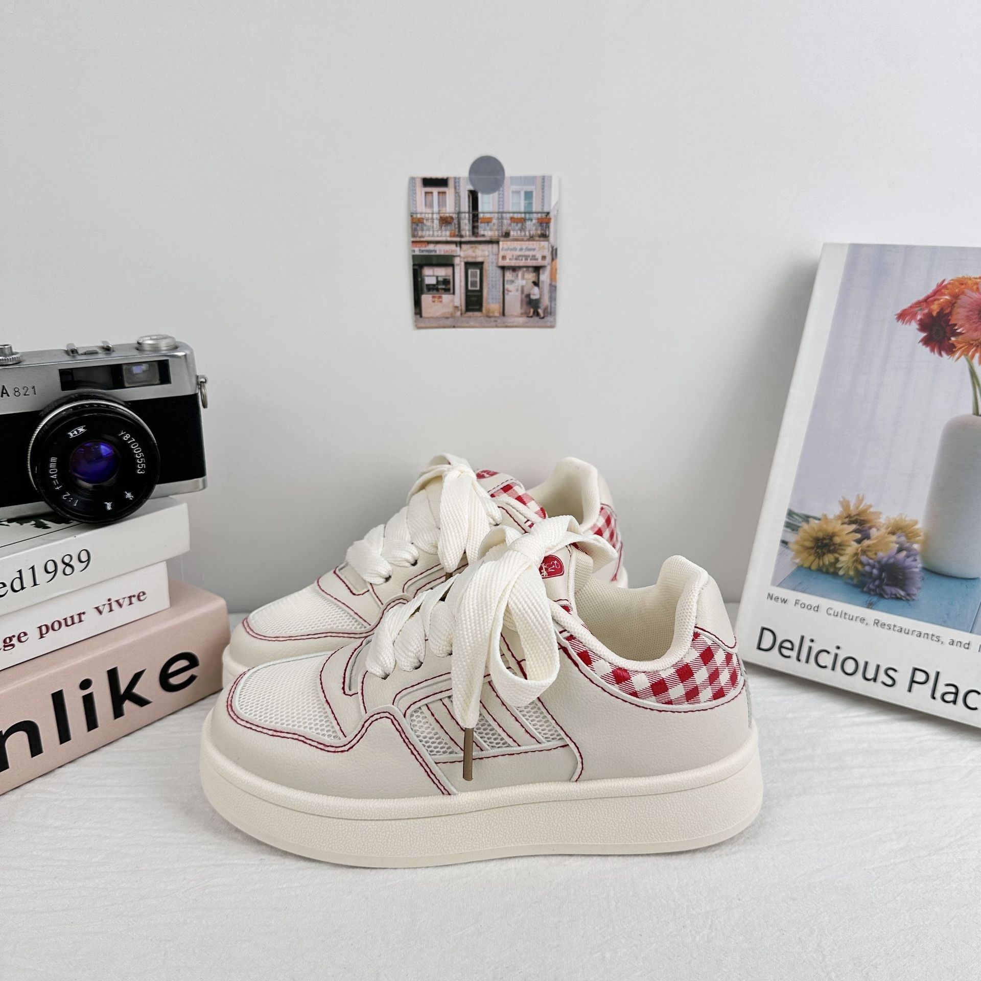 Zapatos blancos de verano de 2025 nuevos zapatos de mujer, zapatos casuales de nicho, zapatos de malla transpirables con suela gruesa