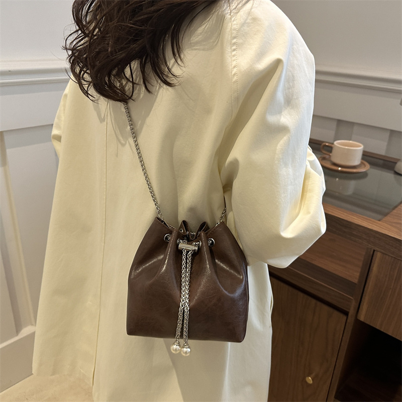 Bolso de balde popular de este año para mujeres 2024, nuevo bolso de cadena de diamante de moda, bolso de alta calidad, textura versátil, mochila pequeña.