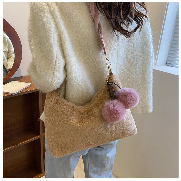 Autumn And Winter New Furry Hand Bag Candy Color Knotted Croissant Lamb Plush Portable Cloud Bag display picture 1