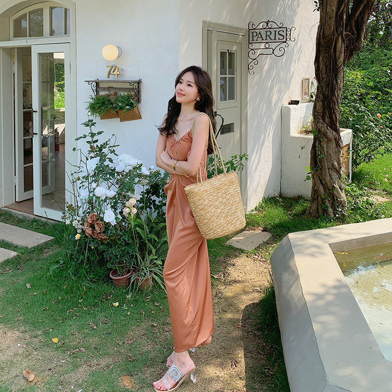 Elegant Evening Gown with Graceful Curves, V-Neck, Slimming Pleats, Satin Slip Dress, High-End Feel, Resort-Style Dress Elegant Evening Gown with Graceful Curves, V-Neck, Slimming Pleats, Satin Slip Dress, High-End Feel, Resort-Style Dress
