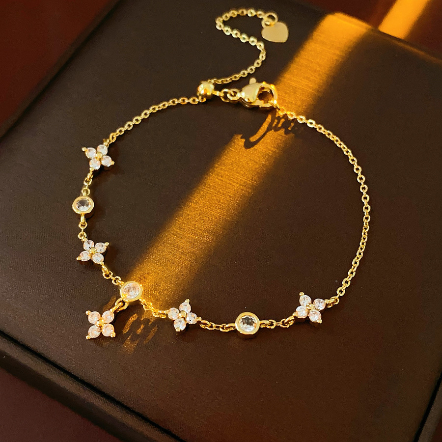Pulsera de trébol de cuatro hojas con flores de circón súper parpadeante, lujo ligero, estilo frío, pulsera exquisita, sentido de alta gama, joyería de nicho femenina image 7