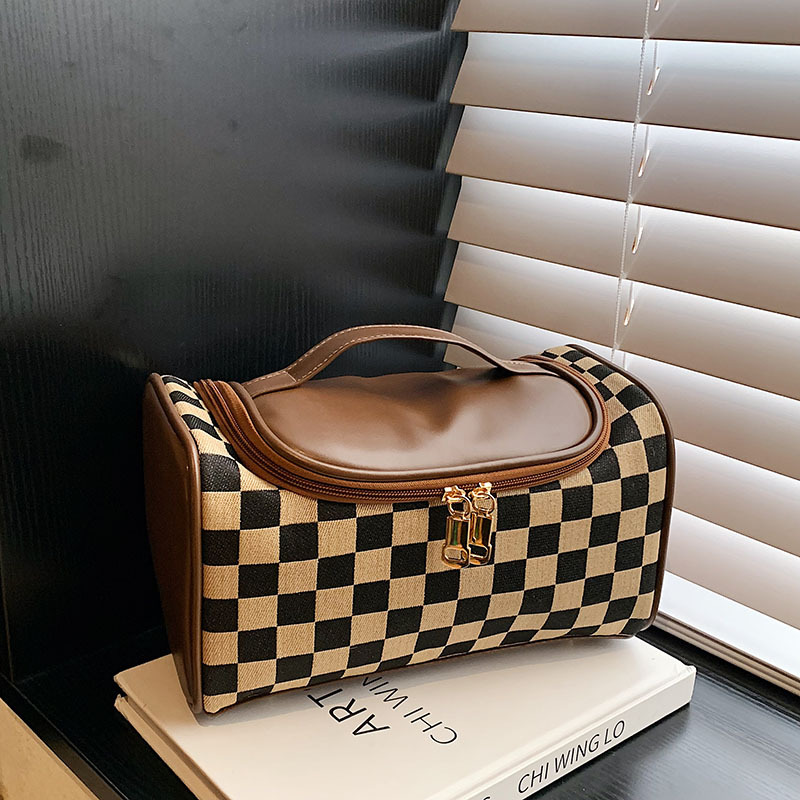 Big handheld fashionable capacious cosmetic bag