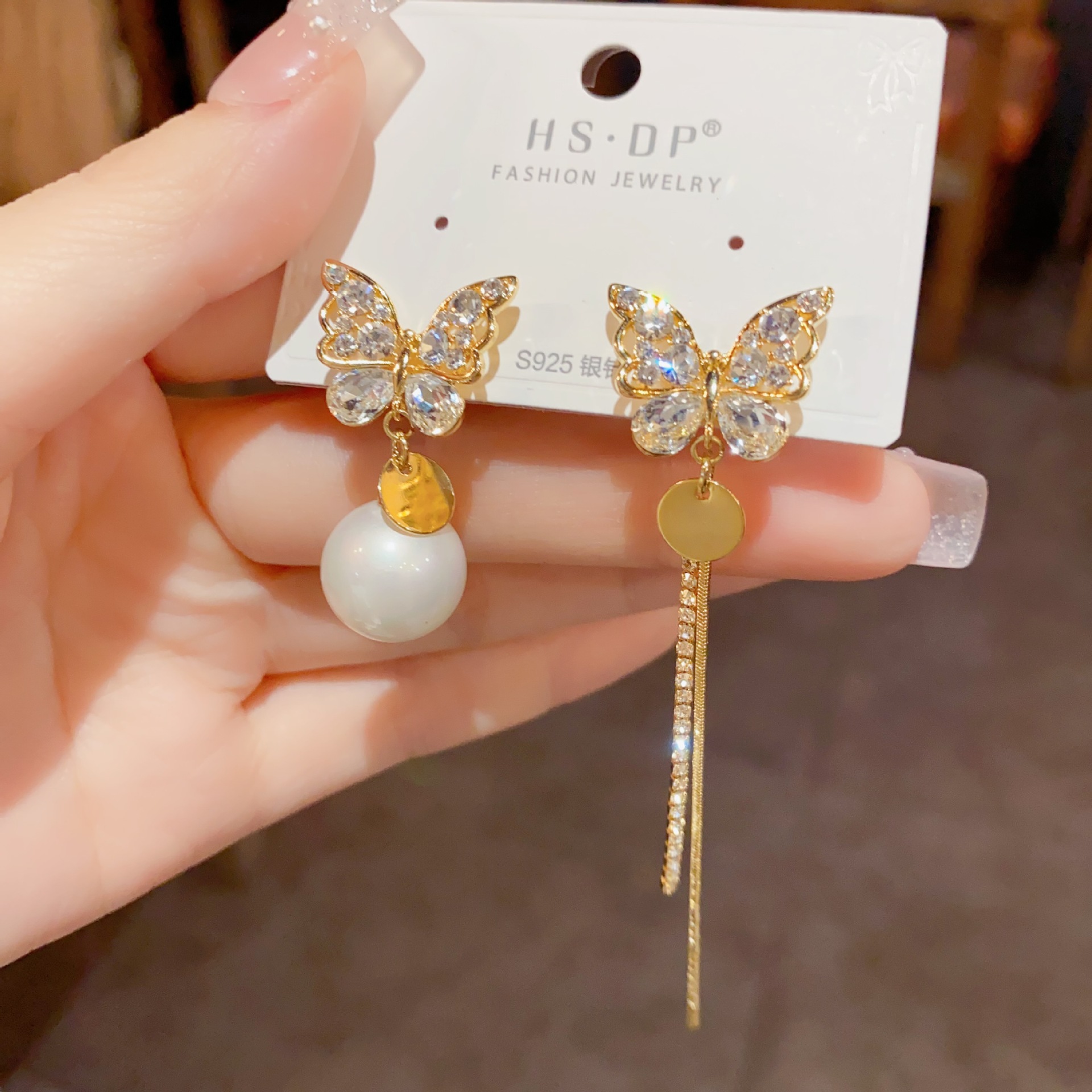Estilo coreano Luz de lujo Dongdaemun asimétrico circón mariposa perla borla pendientes exquisitos pendientes de moda de alta calidad para las mujeres