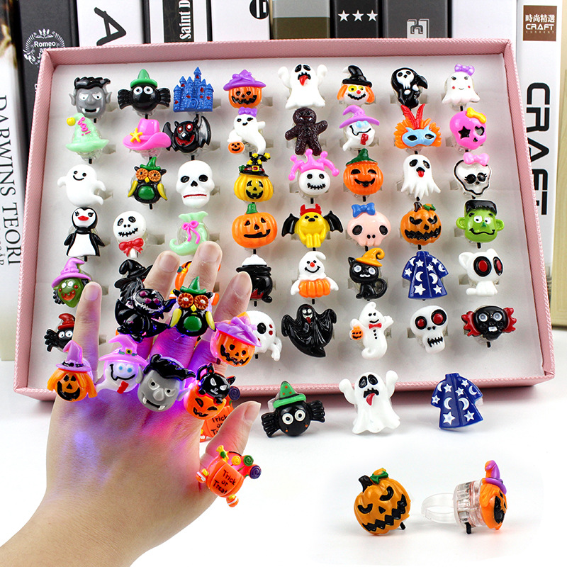 thumbnail image 1 of Disfraces de Halloween 2024 Nuevos juguetes luminosos de Navidad para Halloween Anillo luminoso para niños Lámpara de dedo de calabaza con luz LED de noche, 1 of 4