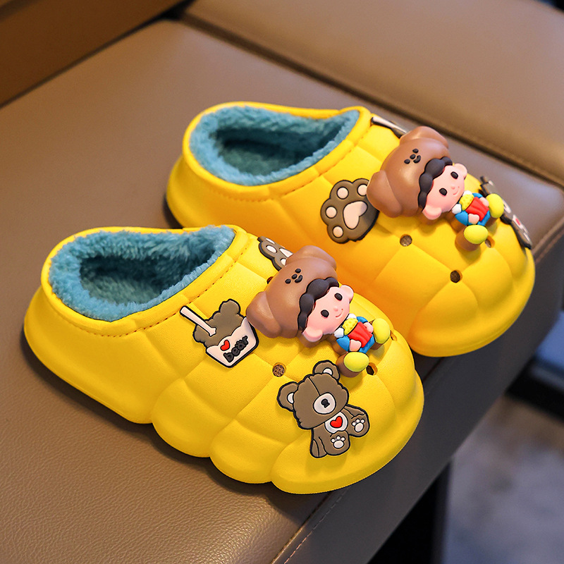 Otoño y invierno zapatillas de algodón para niñas para el hogar caliente y veludo impermeable a prueba de agua, zapatos de algodón para niños pequeños y medianos.