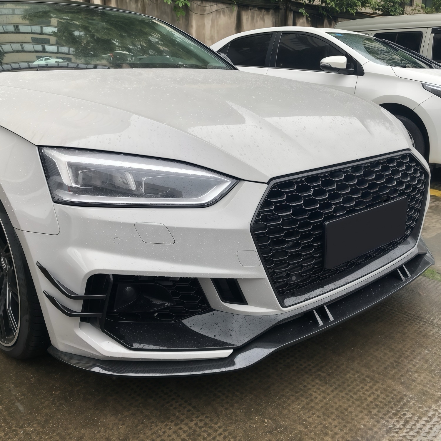 Suitable for Audi A5 models from 2017-2020, this is an RS5-style front bumper upgrade kit, including the front grille