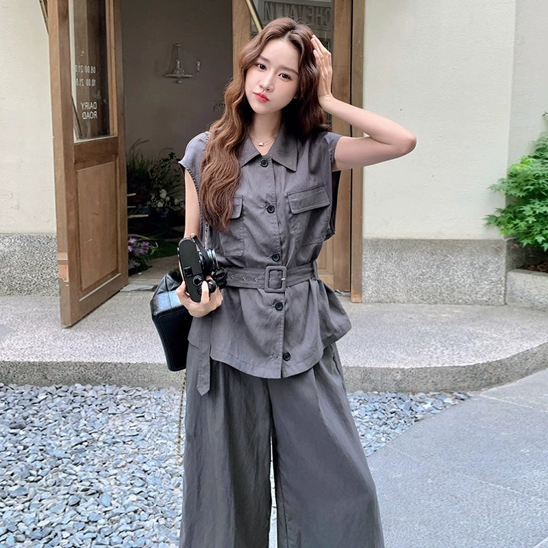 В наличии летний костюм 2025 года: высококачественная серая рубашка в стиле рабочей одежды с поясом и широкие брюки три четверти, комплект из двух предметов