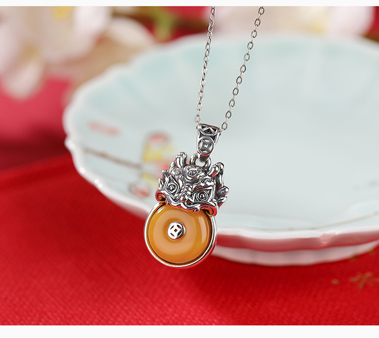 Mặt dây chuyền bạc S999 hình hươu bạc khảm hổ phách máu phong cách cổ điển — Mô hình hổ phách máu (không có dây chuyền) chi tiết 4