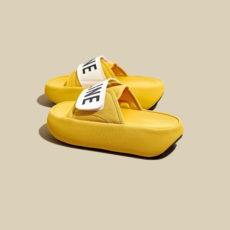 Las primeras zapatillas de una palabra con velcro de estilo antiguo y explosivo para mujer. 2025 verano nuevo estilo bizcocho sandalias de suela blanda que absorben el sudor