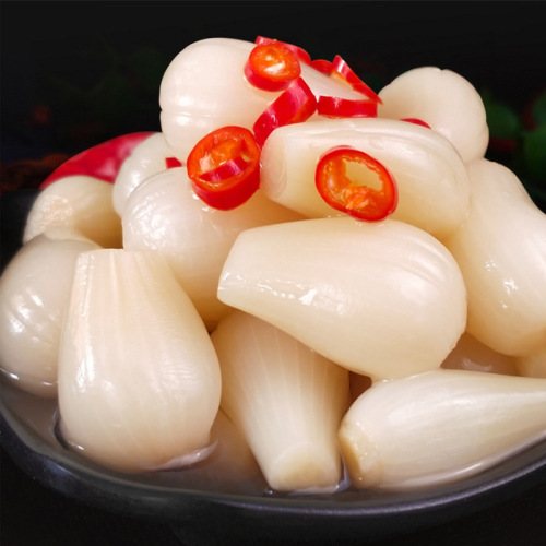 Fresh pickled scallions in a 1.5kg bottle, sour and spicy, with Liuzhou sour and spicy pickled lotus root, a delicious side dish for meals.
