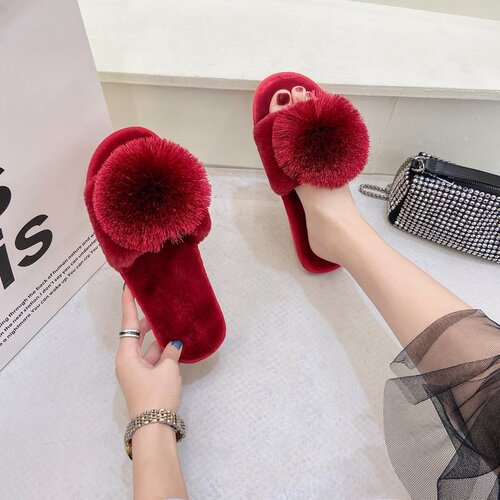 Flat-bottomed fuzzy slippers for women—outdoor wear for autumn and winter—fuzzy ball design, closed-toe style, warm cotton material, non-slip and heat-retaining.