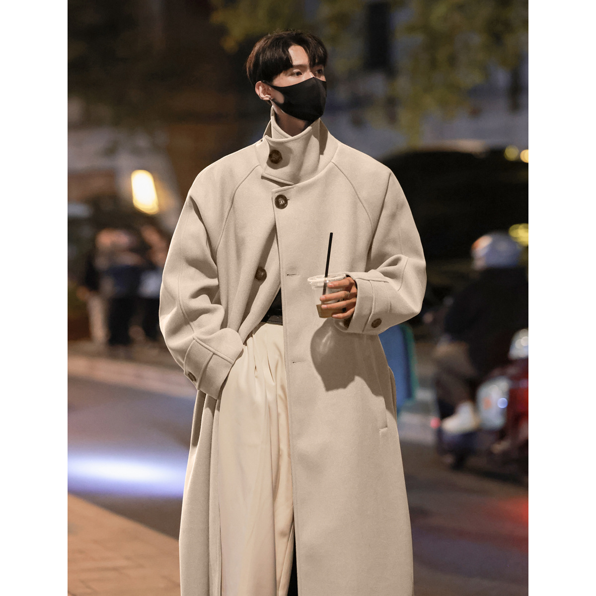 秋冬服のコートは男女が膝を過ぎます。コートの中の長さは冬の高級感があります。